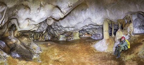 Deliora congelado en una cueva