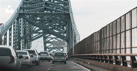 Vista de un puente de trenes con un villano causando estragos