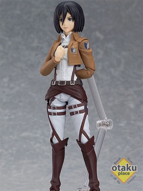 Primer plano de los accesorios y detalles de la figura Figma Mikasa Ackerman
