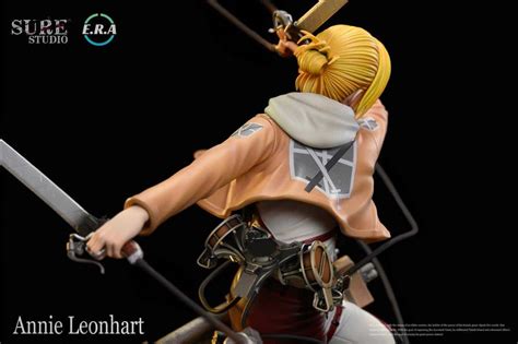 Annie Leonhart ejecutando una técnica de combate