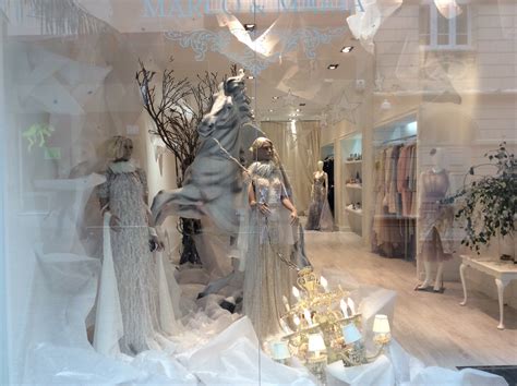 Escaparate de vestidos de novia en un trunk show