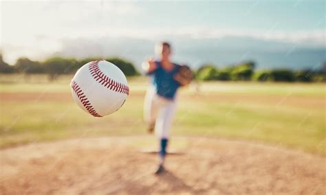 Un estudiante lanzando una pelota de béisbol