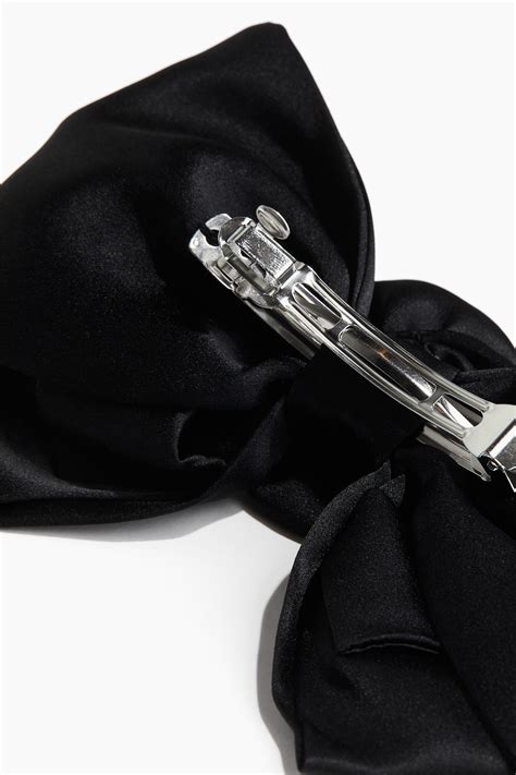 Power con atuendo casual y broche en el cabello