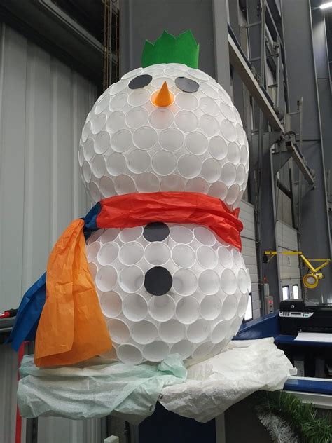 Muñeco de nieve con cono como nariz, similar a Plue