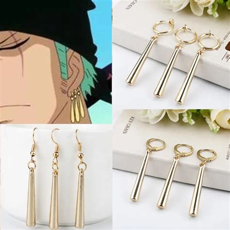 Detalle de las cicatrices y pendientes de Roronoa Zoro