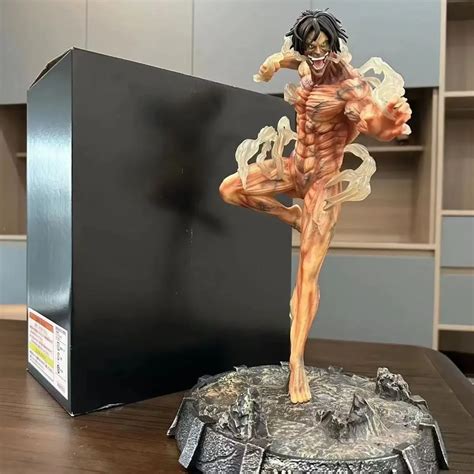 Colección de peluches y figuras de Attack on Titan