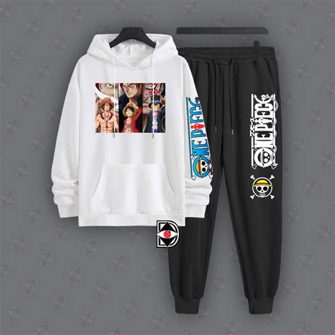 Detalle de los gráficos bordados de One Piece en la chaqueta