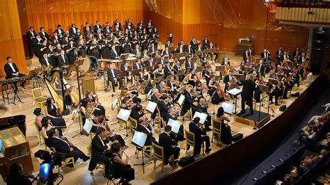 Orquesta sinfónica interpretando música épica