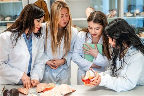 Estudiante de medicina en un club nocturno