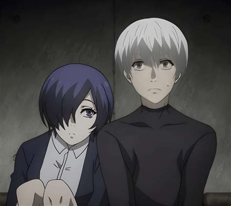 Kaneki y Touka chocando los cinco en un momento de tregua.