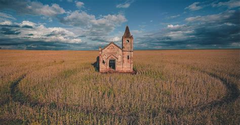 Denji pensativo abandonando la iglesia