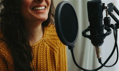 Jordi Pons en un estudio de doblaje
