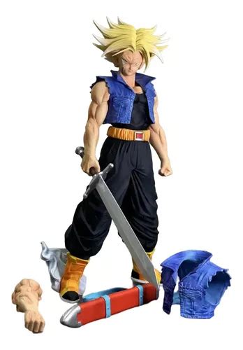 Detalle de la espada y el pergamino incluidos con la figura de Trunks.