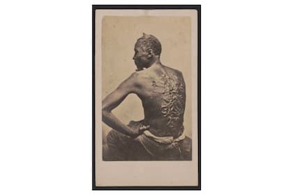 Detalle de la marca del esclavo en la espalda de Boa Hancock