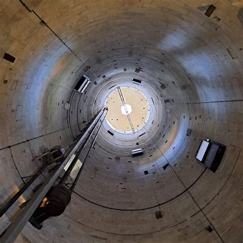 Interior de la Torre de la Condena con prisioneros
