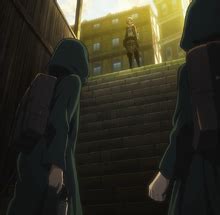 Eren y Annie luchando en el Distrito Stohess