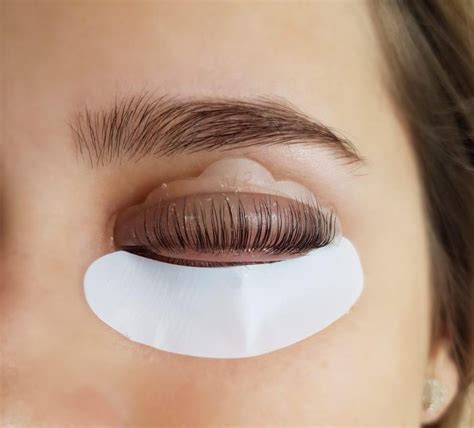 Comparación de diferentes tratamientos de pestañas: rímel, máscara semipermanente, lifting