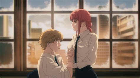 Makima dando de comer a Denji