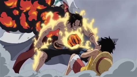Luffy intentando alcanzar a Ace