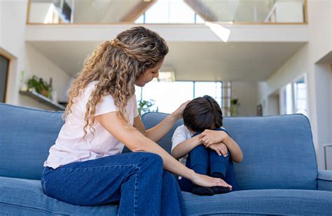 Madre consolando a su hijo