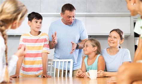 Familia discutiendo en la cocina