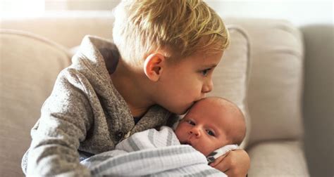 Ilustración de Kyla Vesta protegiendo a su hermano menor.