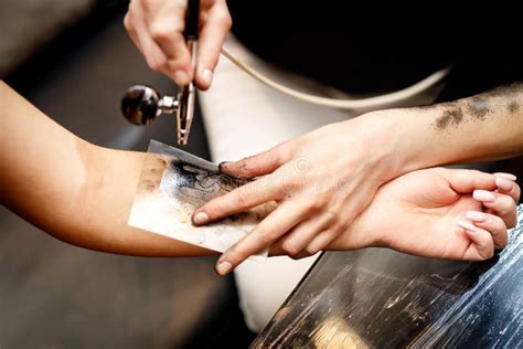 Proceso de aplicación de un tatuaje temporal