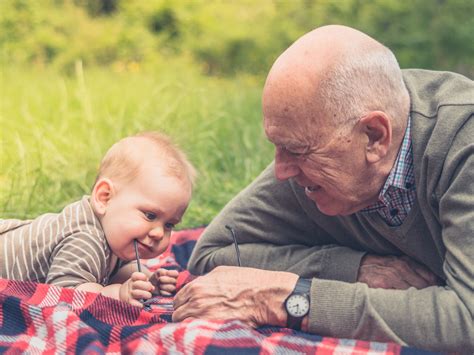 Un abuelo colocando un amuleto en la frente de su nieto