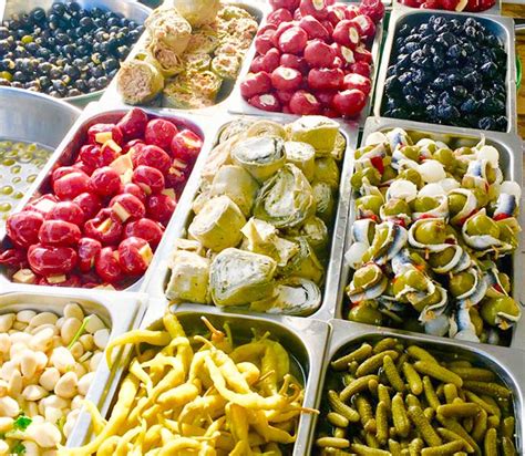 Variedad de aceitunas y encurtidos en tarros