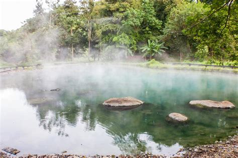 Kakashi en las aguas termales con su máscara