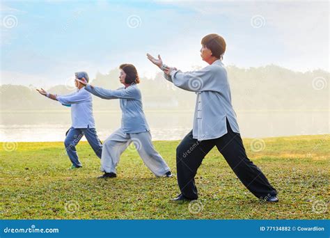 Persona practicando movimientos de Tai Chi o Chikung en un entorno natural
