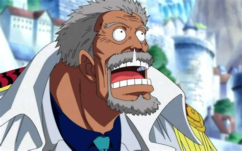 Monkey D. Garp golpeando