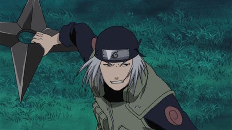 Iruka protegiendo a Naruto de Mizuki