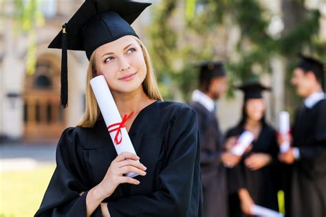 Estudiante universitario soñando con un futuro brillante
