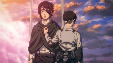 Collage de elementos de vestuario y maquillaje inspirados en Shingeki no Kyojin