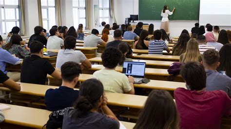 Estudiantes universitarios en un aula.