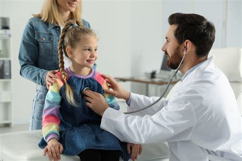 Niños con malnutrición en un centro de salud en Níger