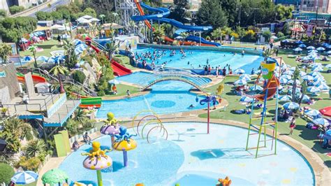 Escena cómica en el parque acuático