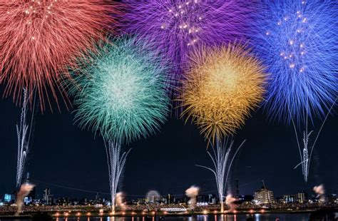 Festival de verano con fuegos artificiales