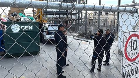 Sarada corriendo fuera de la torre