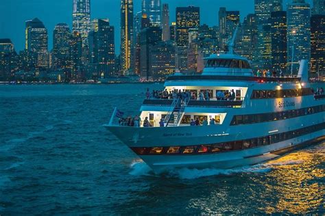 Crucero turístico navegando por el río Hudson al atardecer con el skyline de Manhattan de fondo