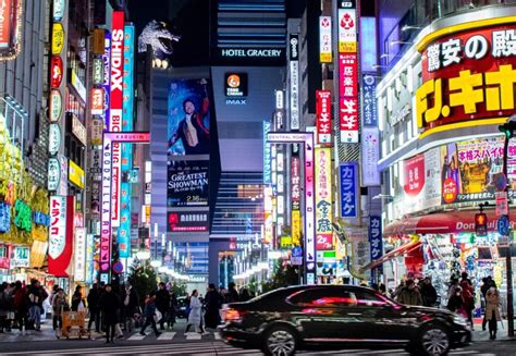 Ilustración de la ciudad de Tokio con elementos fantasmagóricos y flores.