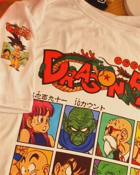 Infografía comparativa de estilos de camisetas de Dragon Ball