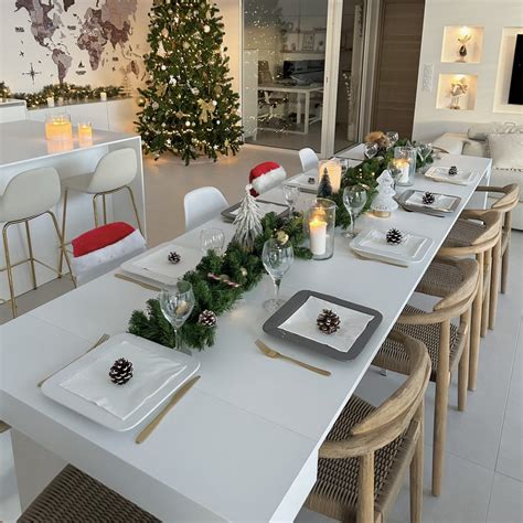 Vegeta con expresión de fastidio ante la decoración navideña