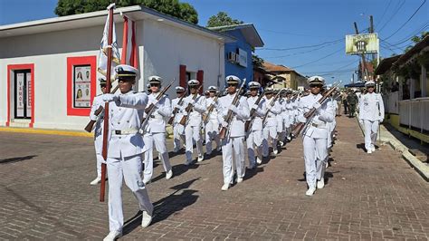 Ilustración de Zephyr de joven en la Academia Naval.