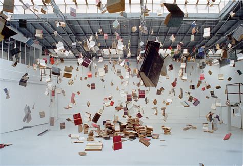 Instalación artística con libros y palabras