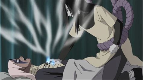 Representación de Orochimaru intentando robar el cuerpo de Itachi