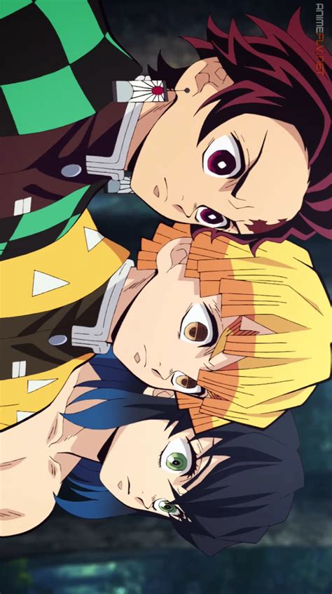 Tanjiro, Inosuke y Zenitsu interactuando cómicamente