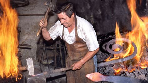 Kotetsu trabajando en su fragua