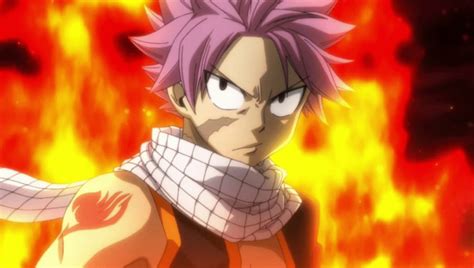 Natsu Dragneel en acción con su magia de fuego